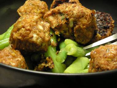 Tempeh balls with green beans
